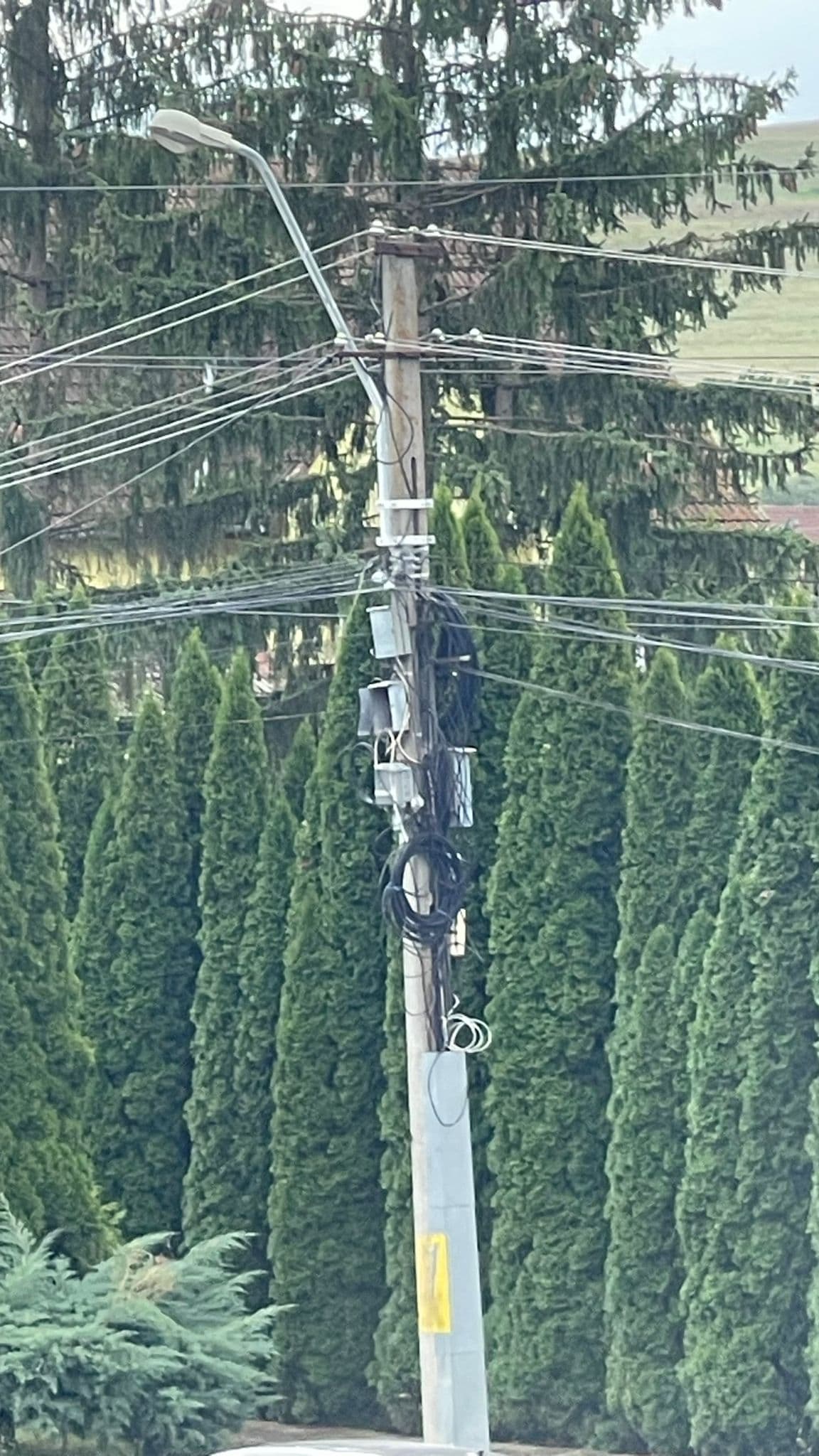 Fibră optică înfășurată pe stâlp